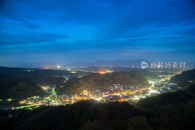 日本城市，群山环绕