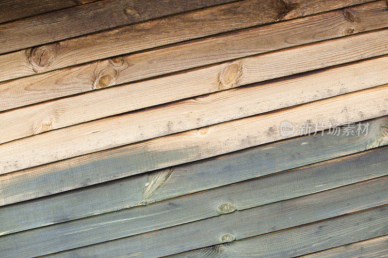 木质房屋的部分油漆墙壁