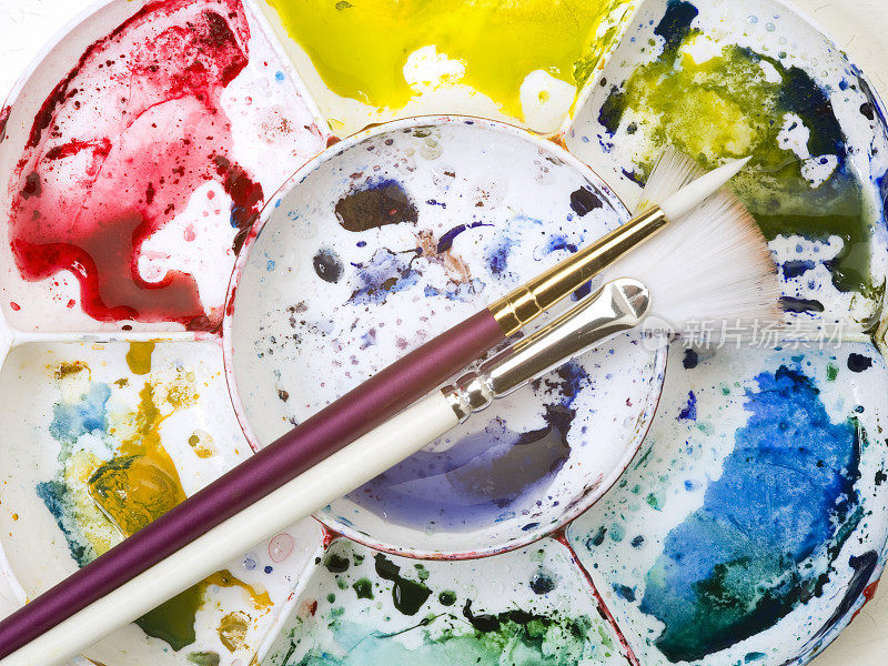 色彩丰富的艺术家水彩调色板和画笔