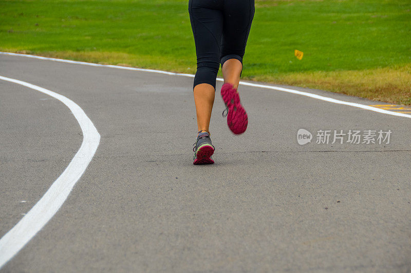 运动健将的年轻女子在跑道上奔跑