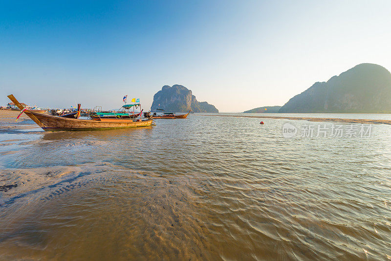 美丽的日落在热带海洋与长尾船在泰国南部