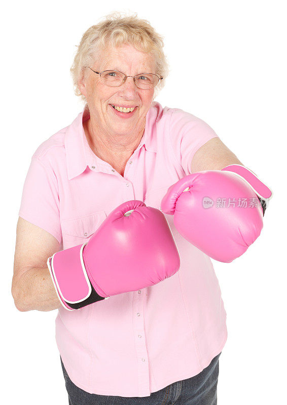 祖母戴拳击手套的照片。