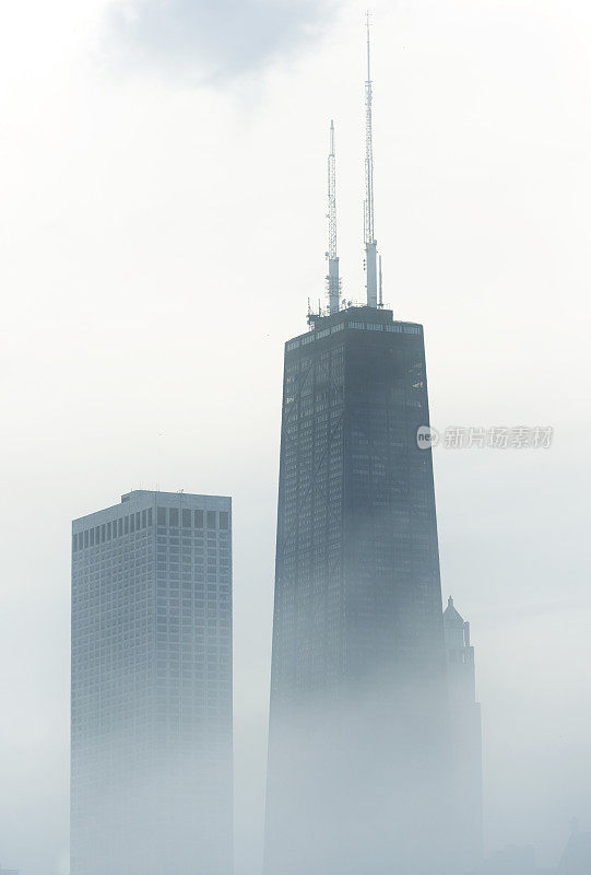 来自密歇根湖的雾阻塞了芝加哥的约翰汉考克中心