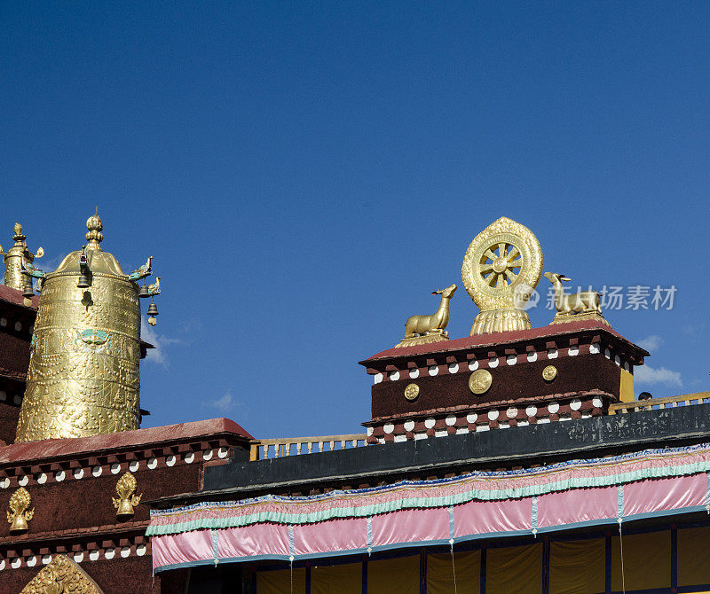 西藏拉萨大昭寺屋顶上的法轮