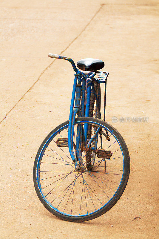 蓝色的旧自行车