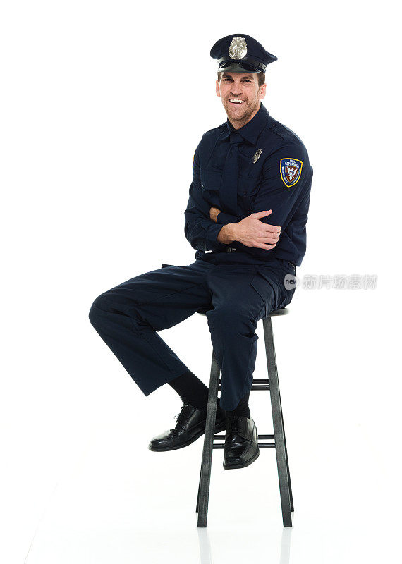 微笑的警察坐在凳子上