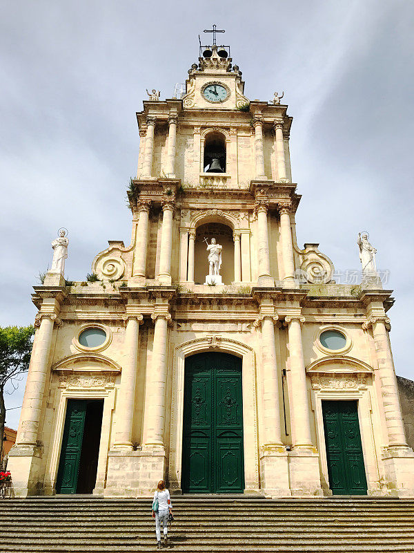 蒙特罗索阿尔莫，西西里岛:巴洛克教堂与游客接近