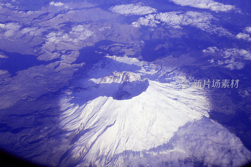 圣海伦斯火山空中火山口冬季华盛顿州斯卡马尼亚县