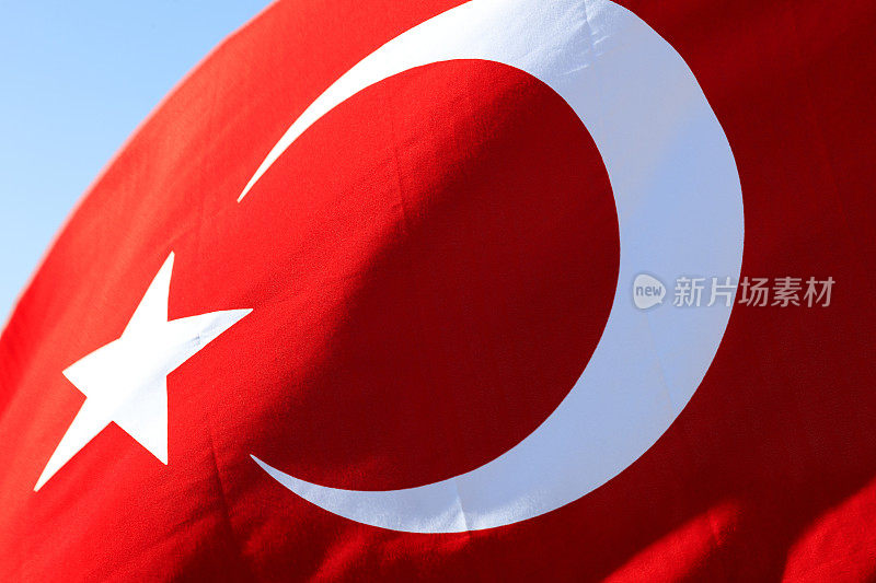 挥舞着土耳其国旗