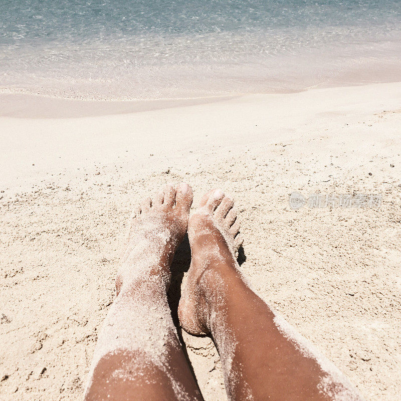 沙滩上女人的腿