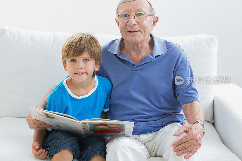 爷爷和孙子一起打开一本故事书