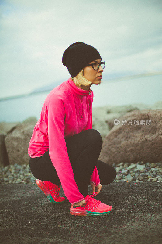 有吸引力和活跃的女人是
在冰岛的小路上系鞋带