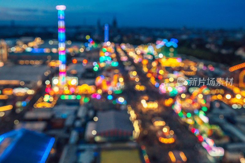 十月啤酒节晚上的散焦图像