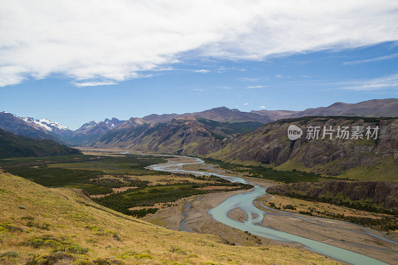 一条河流穿过阿根廷的巴塔哥尼亚安第斯山脉