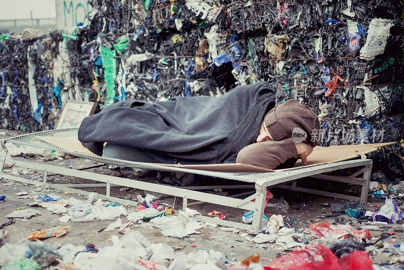 无家可归者睡在垃圾填埋场
