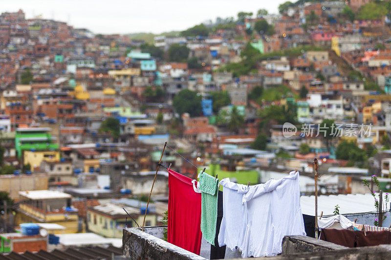 里约热内卢贫民窟的晾衣绳