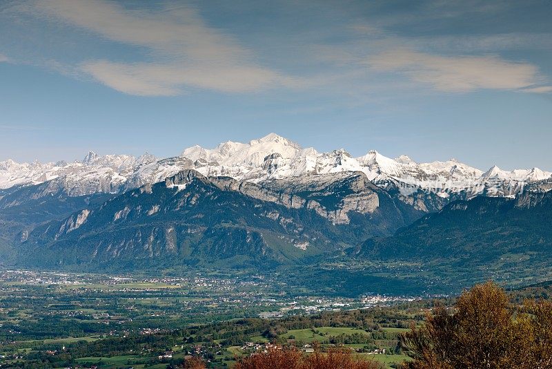 勃朗峰和阿尔卑斯山的乡村景色