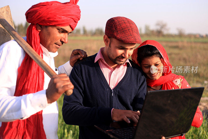 农民在户外使用笔记本电脑