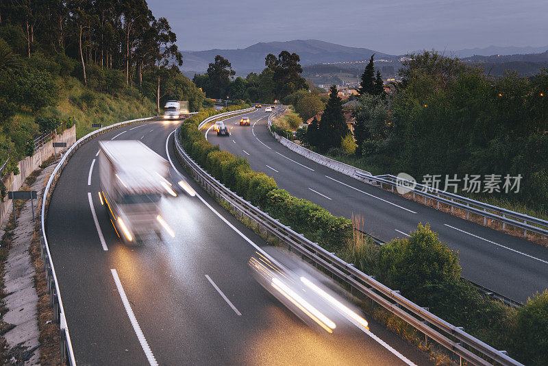 高速公路晚上