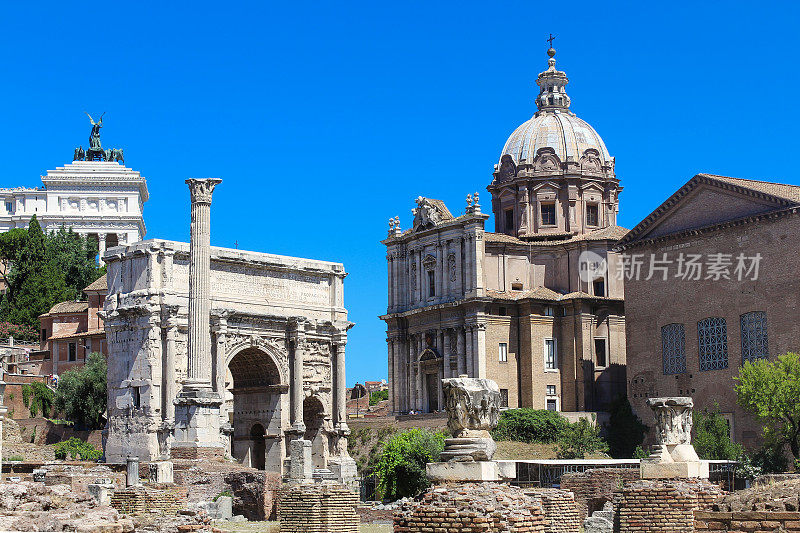 意大利罗马古罗马广场遗址，赛普提米乌斯・塞维勒斯拱门和圣坛。
