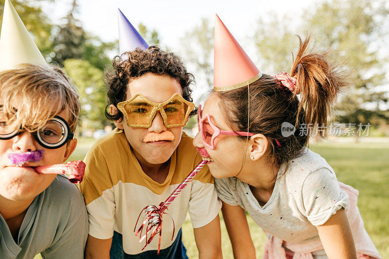 孩子们在生日派对上玩得很开心