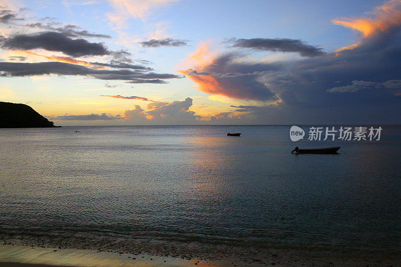 船和热带天堂在戏剧性的日落:梦幻般的沙子荒芜的绿松石海滩和棕榈树，田园诗般的Yasawas，斐济群岛