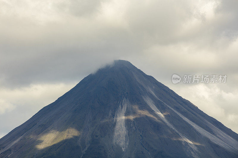 云层覆盖Arenal火山的低角度视图