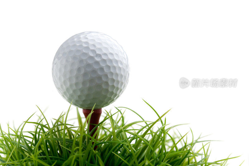 高尔夫球在一小块绿色草地上打起来