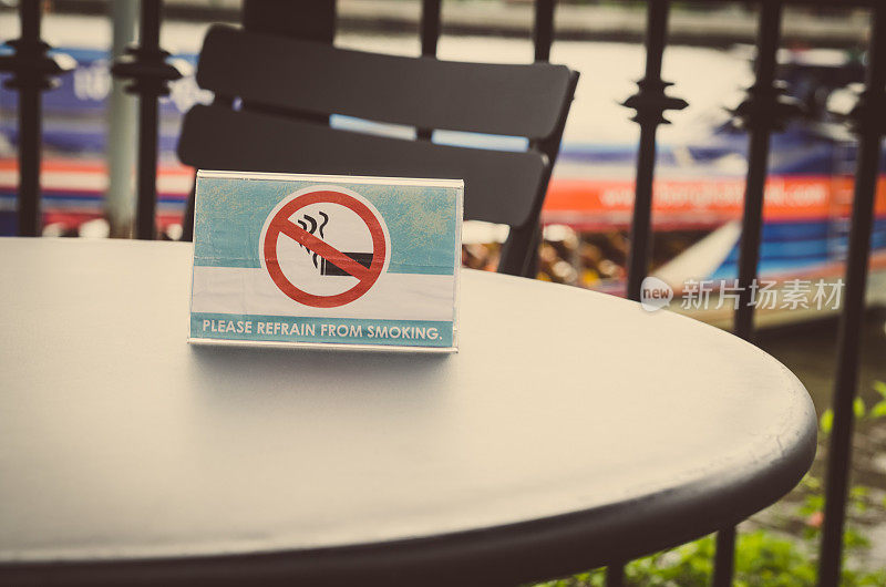 咖啡店的吸烟标志