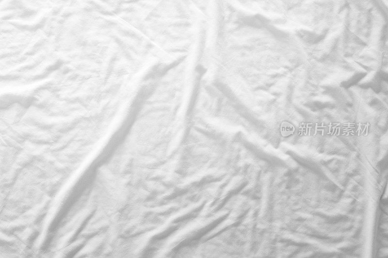 顶视图床上用品床单或白色织物褶皱纹理背景