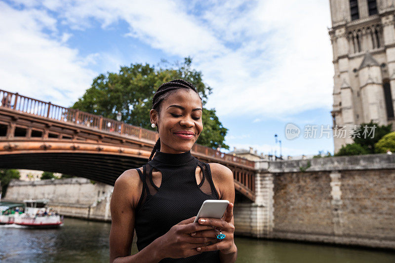 美丽快乐的女人走在巴黎的街道上