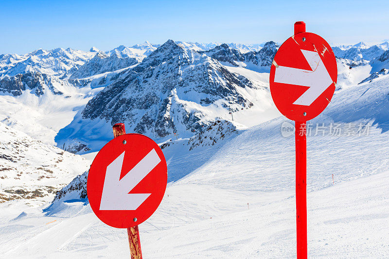 奥地利阿尔卑斯山Pitztal滑雪场滑雪场斜坡上的红色标志