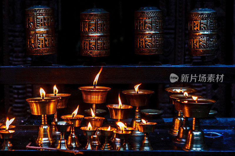尼泊尔帕坦杜巴广场金庙中的经轮和蜡烛