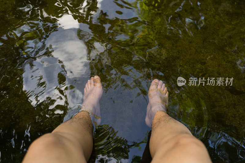 一名亚洲男子在泰国的天然温泉中泡脚放松