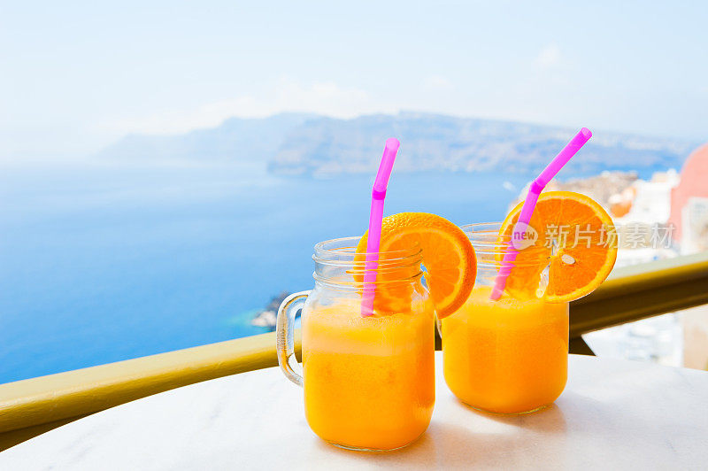 桌上放着两杯新鲜橙汁，