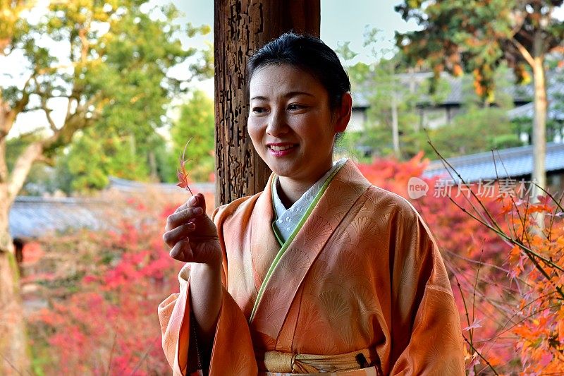 京都Tofuku-ji，穿着和服和秋叶的日本女人
