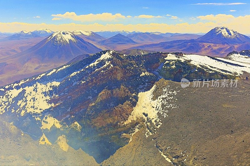 拉斯卡火山口火山和硫磺烟雾在利坎卡武尔，赛里卡武尔和尤里科斯火山，田园般的阿塔卡马沙漠高原，尤里亚科，火山景观全景-圣佩德罗阿塔卡马，智利，Bolívia和阿根廷边境