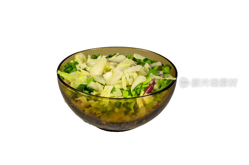 用大白菜和青葱孤立在白色的沙拉