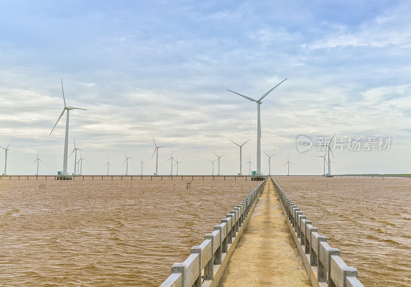 清洁能源，风力发电厂有一条通往海上巨型风力涡轮机的通道
