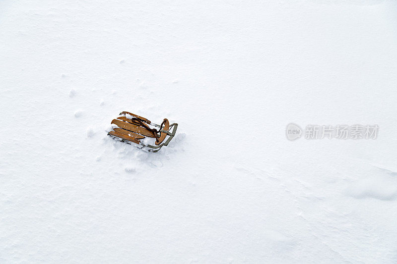 雪橇在雪