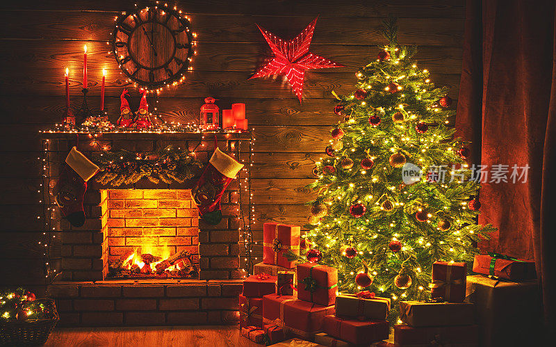 室内的圣诞节。魔法发光的树，黑暗中的壁炉礼物