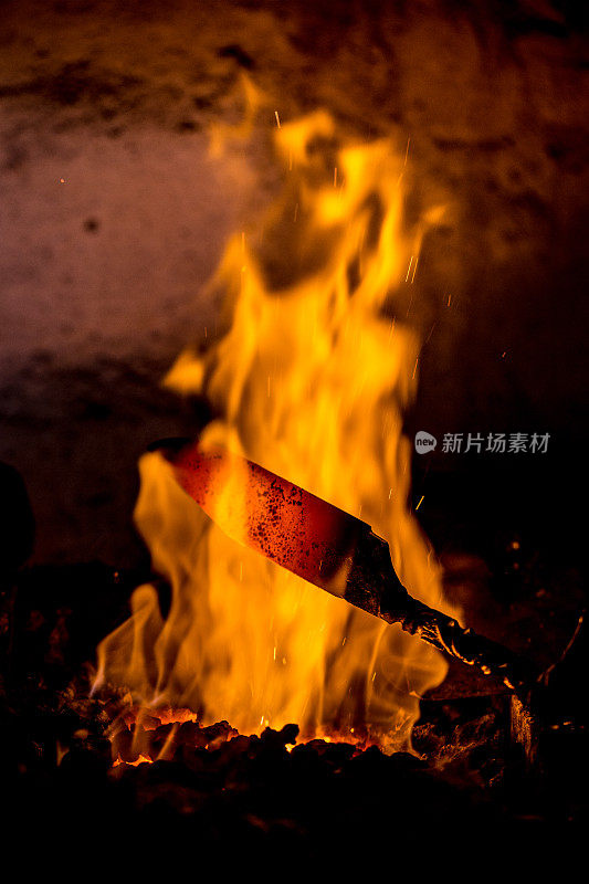 铁匠锤炼刀的特写