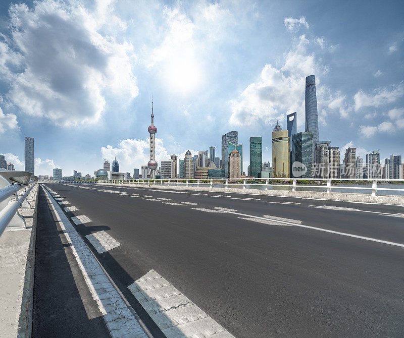 路穿过大桥以上海城市天际线为背景