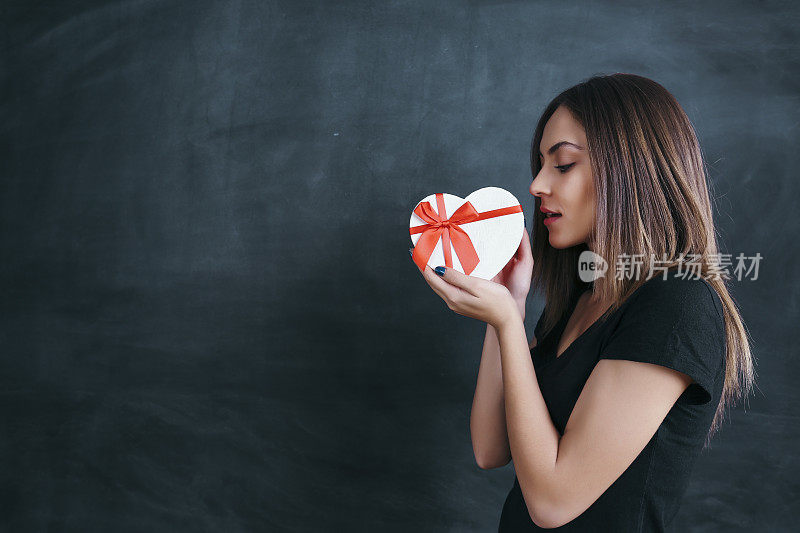 女孩送美丽的礼物