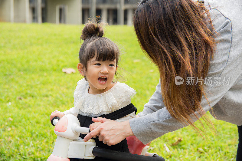 妈妈和小女孩在公园里玩