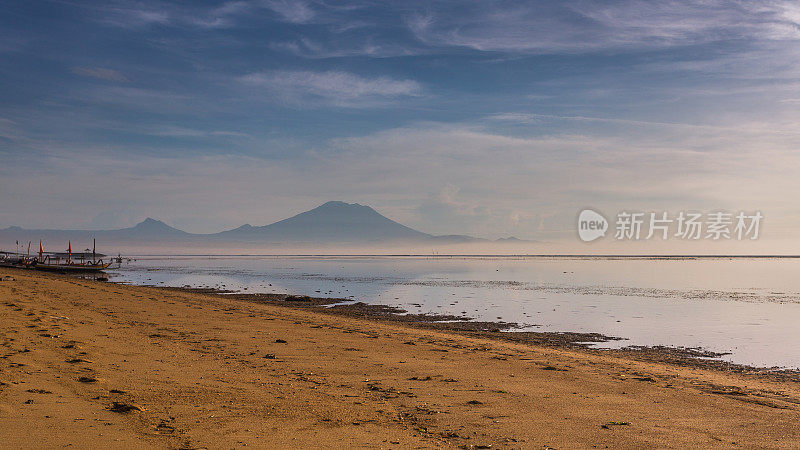 空海滩与阿贡火山的景色。印尼巴厘岛