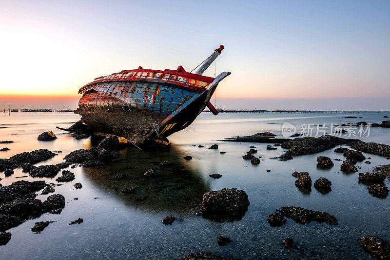 美丽的日落，船在海上坠毁，风景泰国