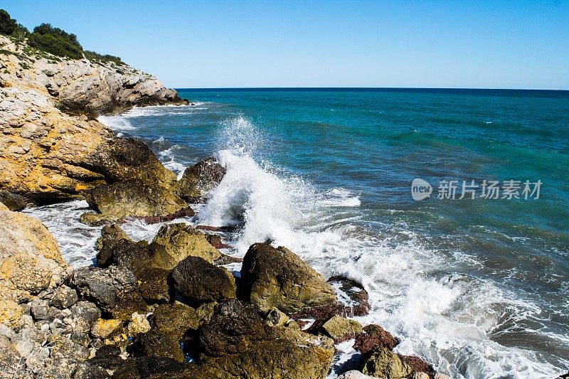 西班牙多岩石的海岸线上水花四溅
