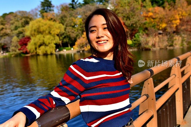 年轻的日本女人在桥上休息，在猪ashira公园，东京