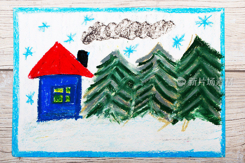 彩色图画照片:美丽的冬季景观，可爱的房子和针叶树